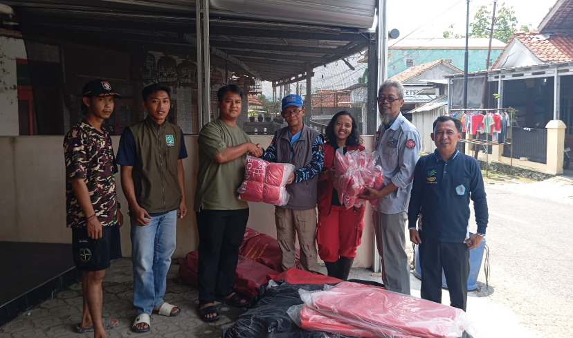 Dinsos Brebes Salurkan Bantuan Siap Saji ke Warga yang Terdampak Banjir