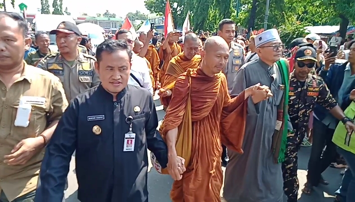 Sambut Biksu Thailand Ritual Thudong, Plt Bupati dan Kapolres Pemalang Jalan Kaki Sejauh 7 KM