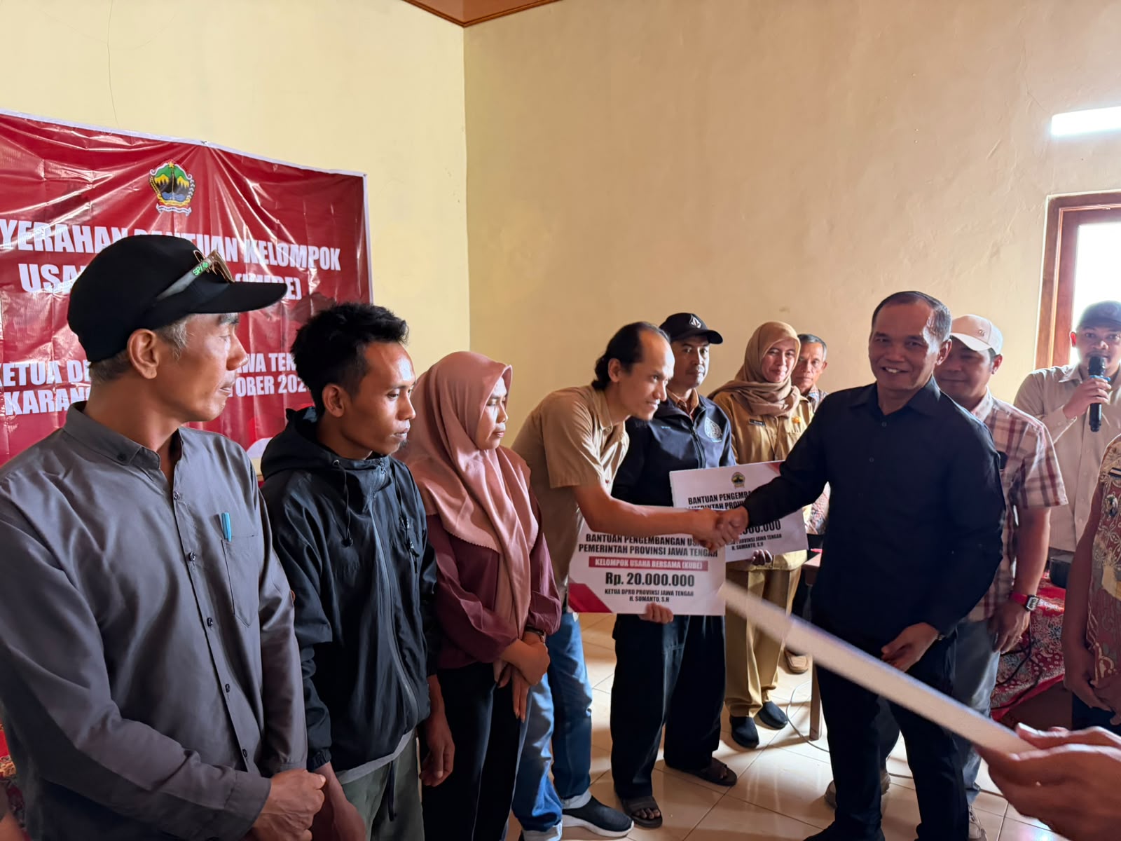 Siasat Hemat Pakan Ayam Kampung Ala Ketua DPRD Jateng Sumanto