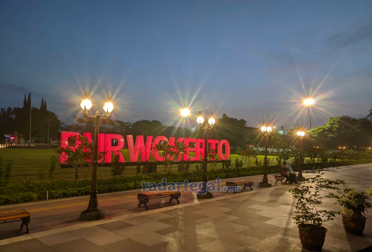 Pesona Wisata Malam di Alun-alun Purwokerto: Kuliner, Hiburan, dan Spot Foto Instagramable