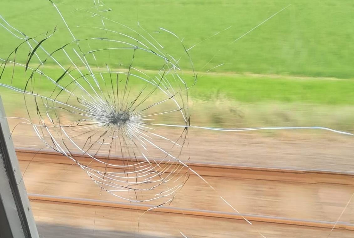 Kereta Matarmaja dan Dharmawangsa Dilempari Batu oleh OTK Saat Melaju di Daop IV, Jendela Kaca  Pecah