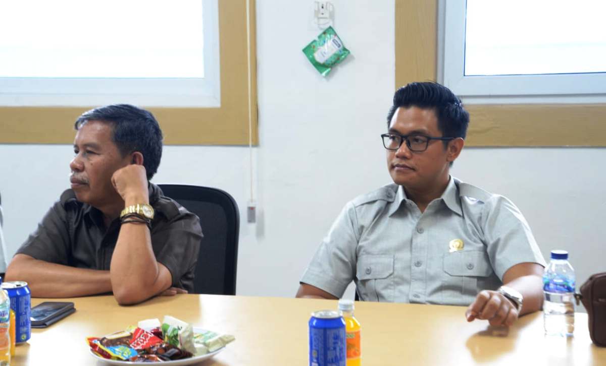 Warga Lebeteng Tegal Dikepung Jalan Rusak, DPRD Desak Pemkab Segera Perbaiki
