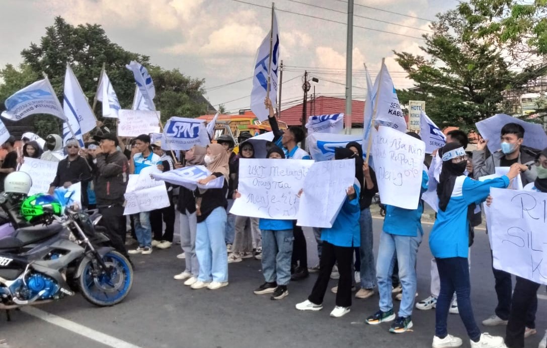 Dinilai Merugikan, Ratusan Buruh di Brebes Tolak Tapera dan Geruduk Gedung DPRD   