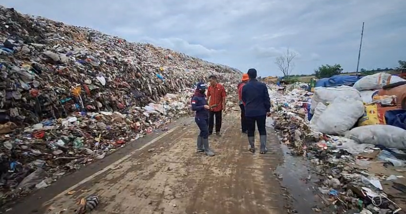 Tempat Pembuangan Sampah di Brebes Longsor Tutup Akses Jalan