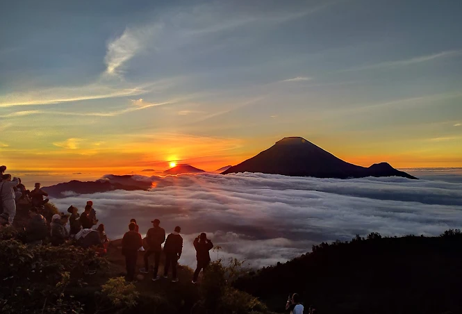 Pesona Bukit Sikunir Dieng, Negeri di Atas Awan dengan Sunrise Emas yang Mendunia