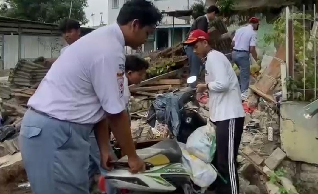 BREAKING NEWS! Kios Penjahit di Tegal Ambruk Timpa Sejumlah Motor