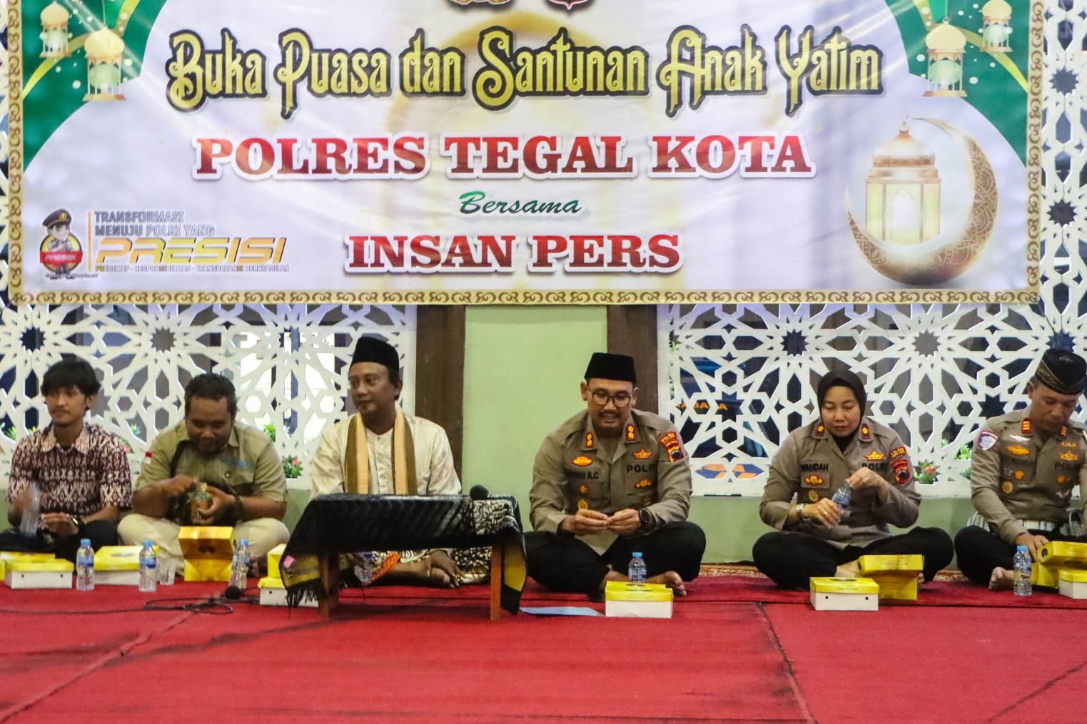 Bukber Bersama Awak Media, Polisi di Tegal Santuni Anak Yatim