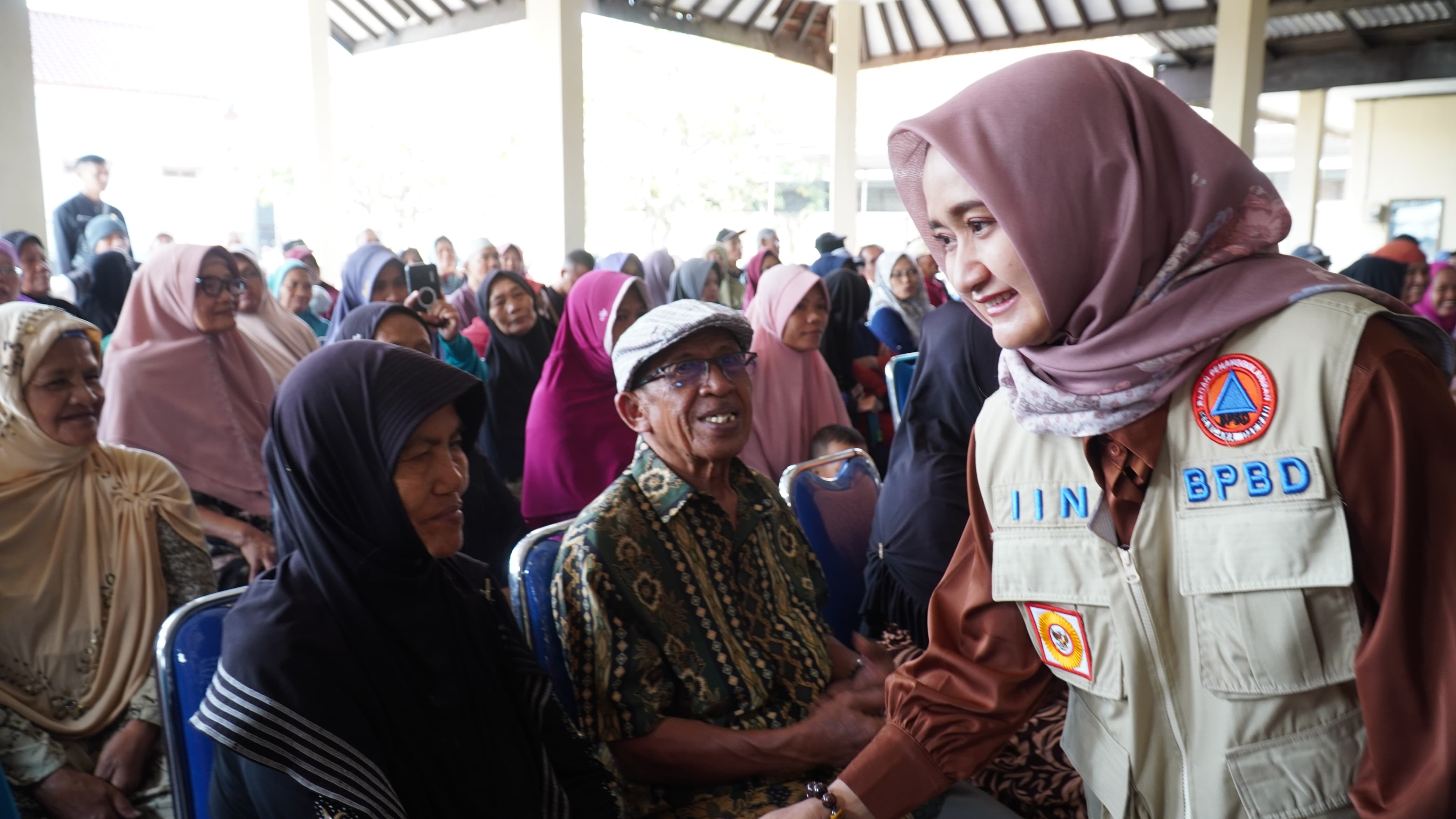 Pemkot Serahkan 150 Paket Sembako untuk Warga Terdampak Banjir di Tegal