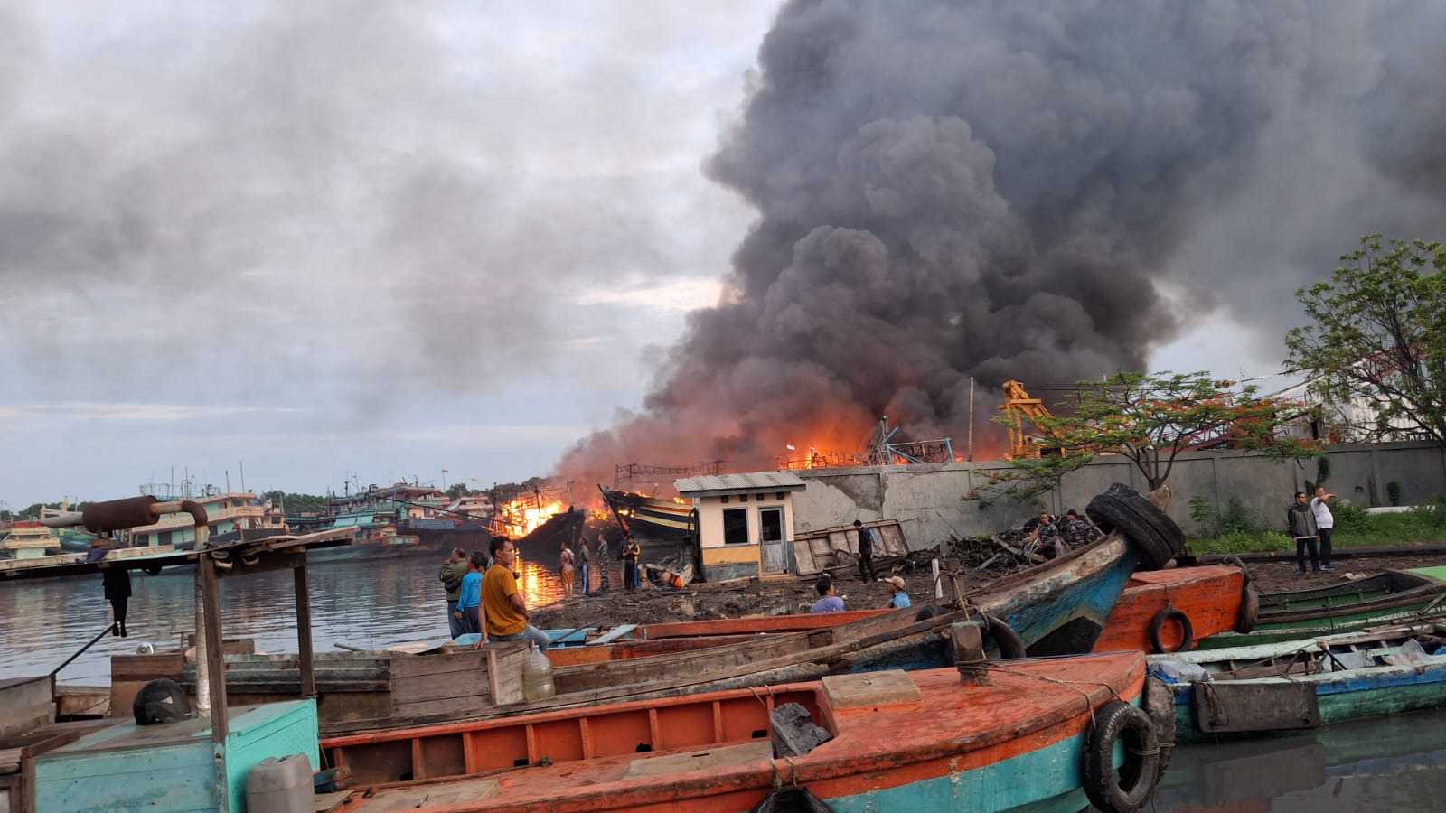 Kebakaran Kapal di Pelabuhan Tegal Masih Terjadi, Diperkirakan Ada 10 Unit yang Terbakar