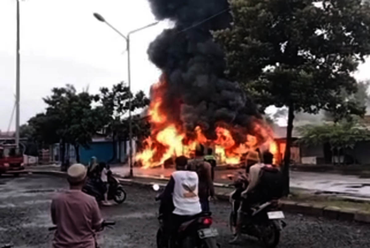 Geger Pasar Loak Terminal Adiwerna Tegal Kebakaran