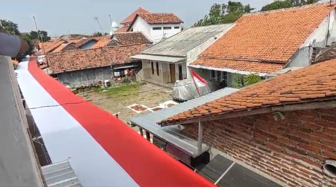 Sambut HUT RI, Warga Kampung di Tegal Bentangkan Kain Merah Putih Sepanjang 150 Meter 