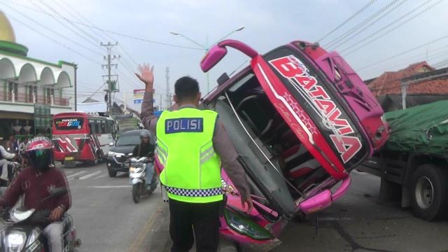 Kecelakaan Beruntun Terjadi di Pantura Brebes, 3 Kendaraan Ringsek