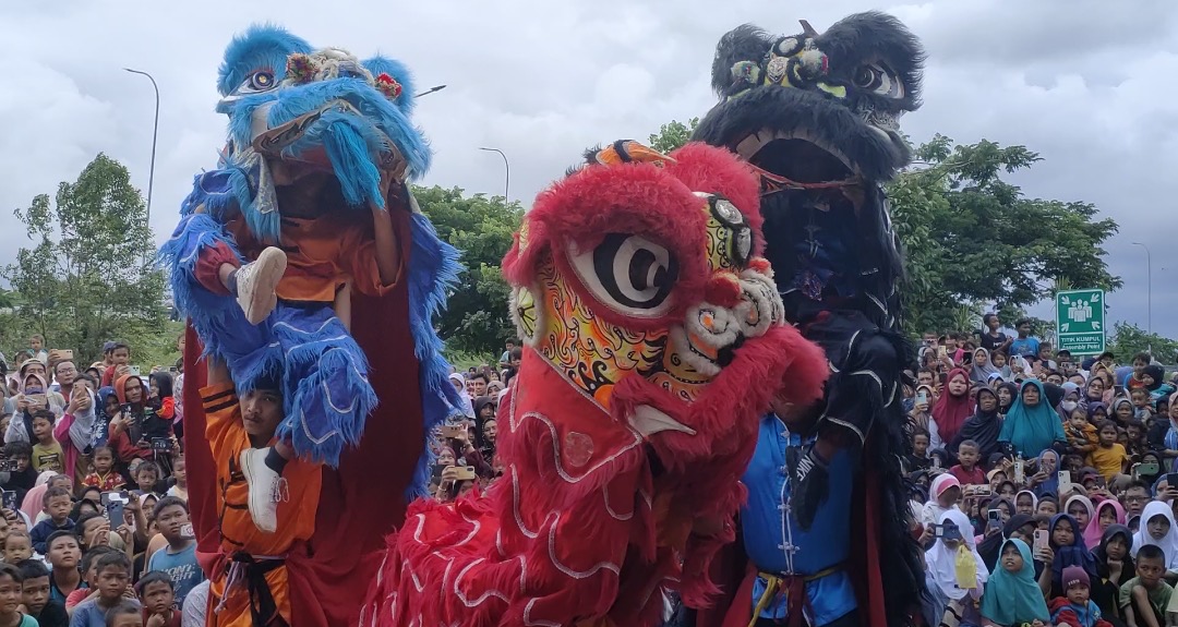 Mampir di Rest Area Tol Brebes, Pemudik Dihibur Atraksi Barongsai