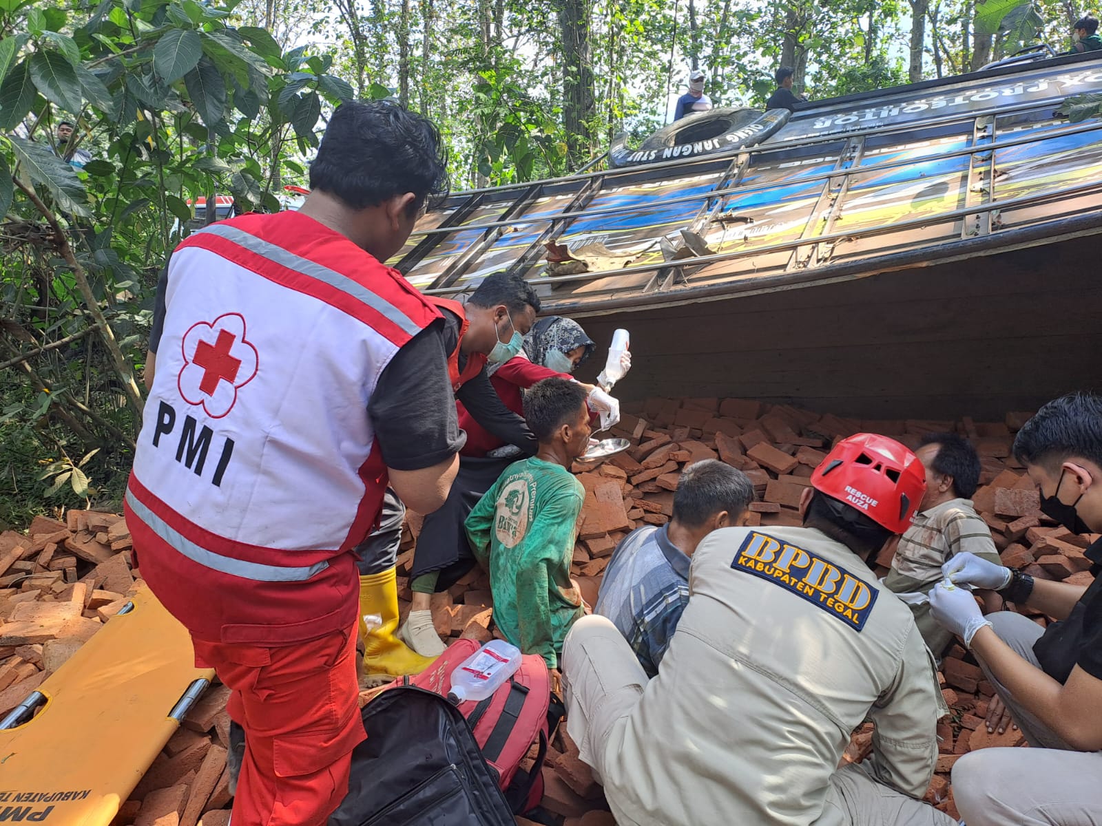 Truk Sarat Muatan Batu Bata Kecelakaan di Jatinegara Kabupaten Tegal, 5 Orang Jadi Korban! 