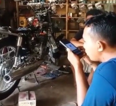 Kreatif! Yamaha RX King Dihidupkan Melalui Perintah Suara, Netizen Ngakak Saat Dengar Balasannya