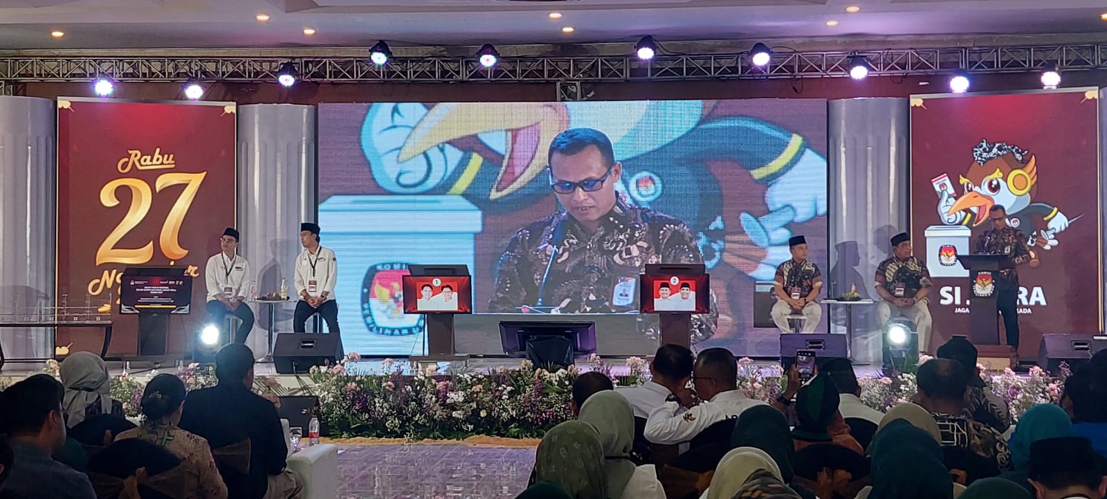  Dua Paslon Pilbup Tegal Adu Program dalam Debat Publik, Mana yang Paling Unggul?