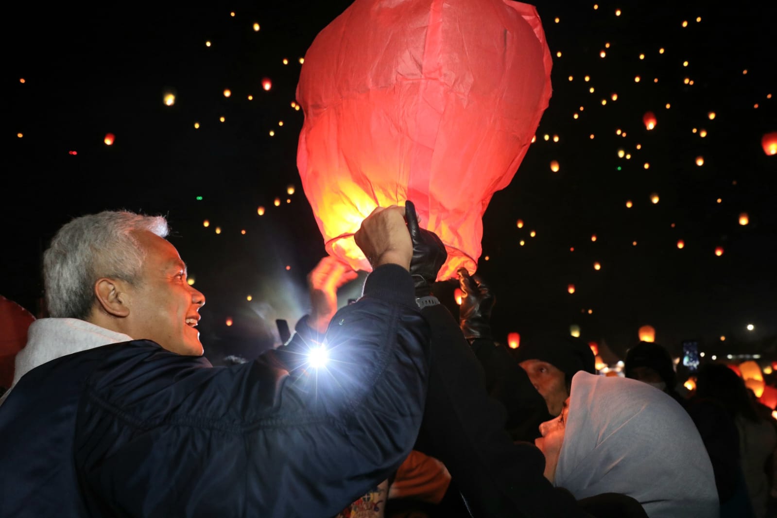Terbangkan Lampion Bersama Bocah Berambut Gimbal di Dieng, Ganjar: Ini Pengungkit Pariwisata 
