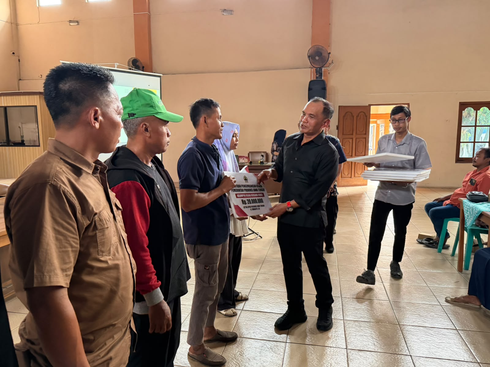 Bantuan Modal KUBE Karanganyar Disalurkan, Sumanto Ingatkan Warga Tak Gunakan untuk Konsumtif