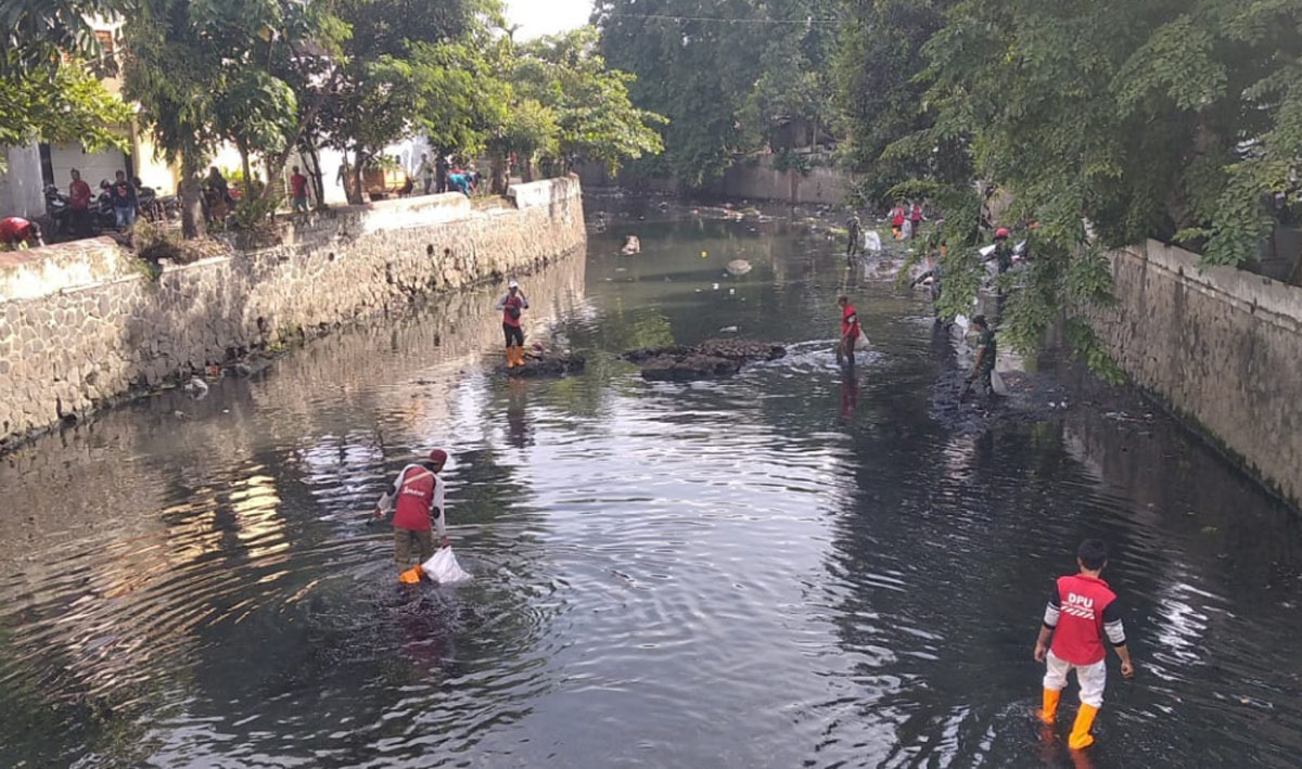 Antisipasi Banjir, Pemkot Semarang Kerahkan 200 Petugas Bersihkan Kali