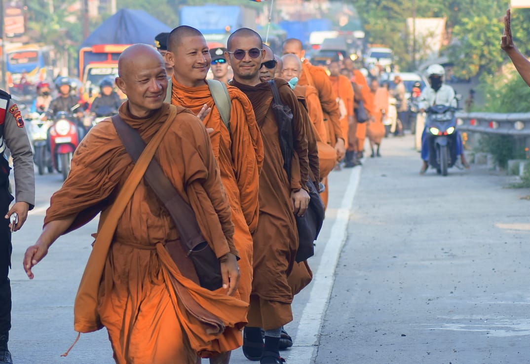 Biksu Thailand Menangis saat Masuk Tegal, Ternyata Ini Alasannya