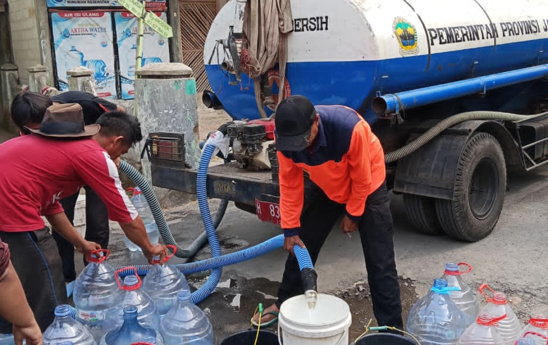 Terdampak Kemarau, Ratusan Warga di Brebes Dikucuri Air Bersih