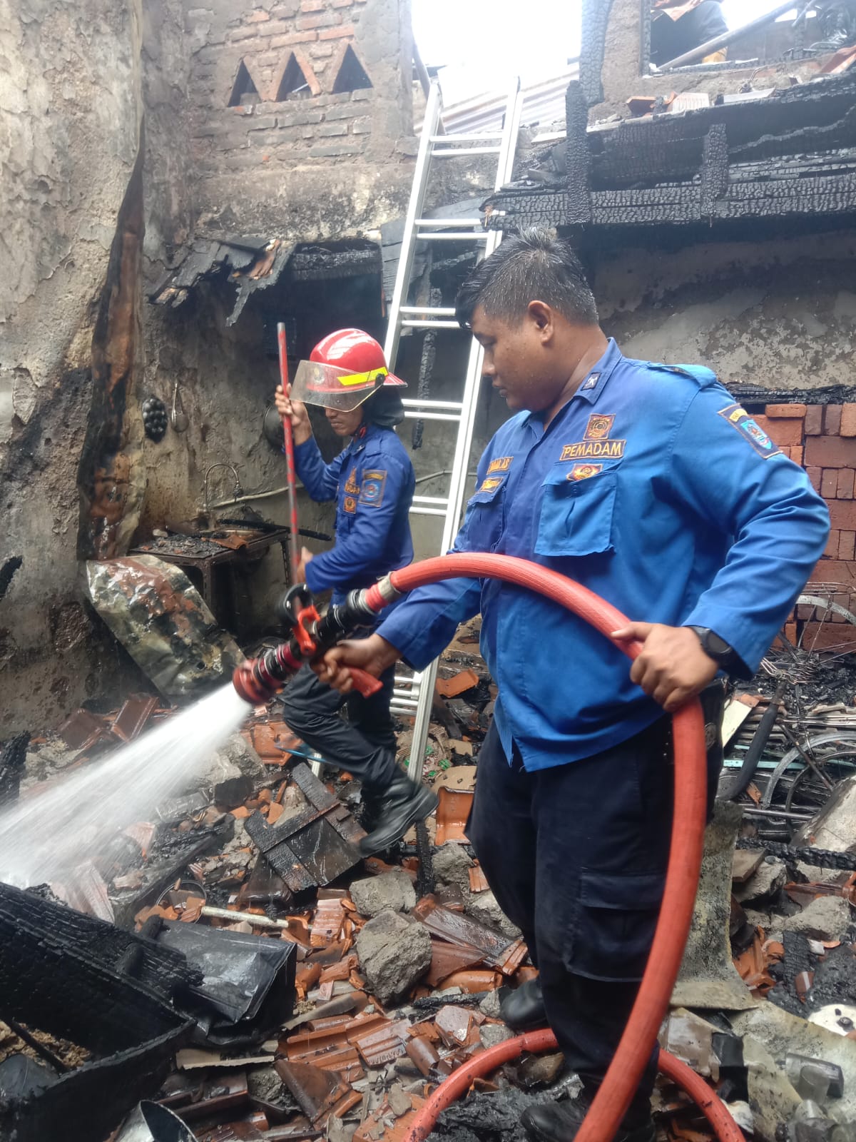 Diduga Karena Korsleting Listrik, Rumah Penjahit di Banjaran Tegal Ludes Terbakar