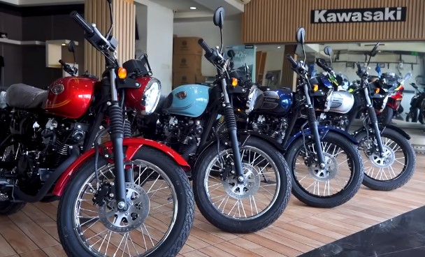 Perbandingan Yamaha XSR 155 VS Kawasaki W175, Lebih Milih Modern atau Klasik?