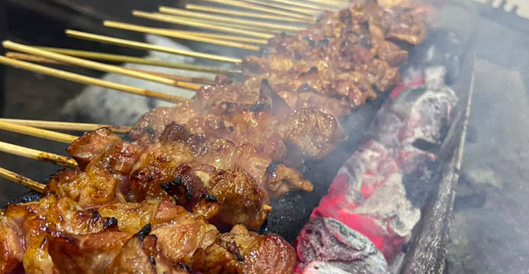 Warung Makan Sate Kambing Khas Tegal yang Legendaris, Dagingnya Super Empuk!
