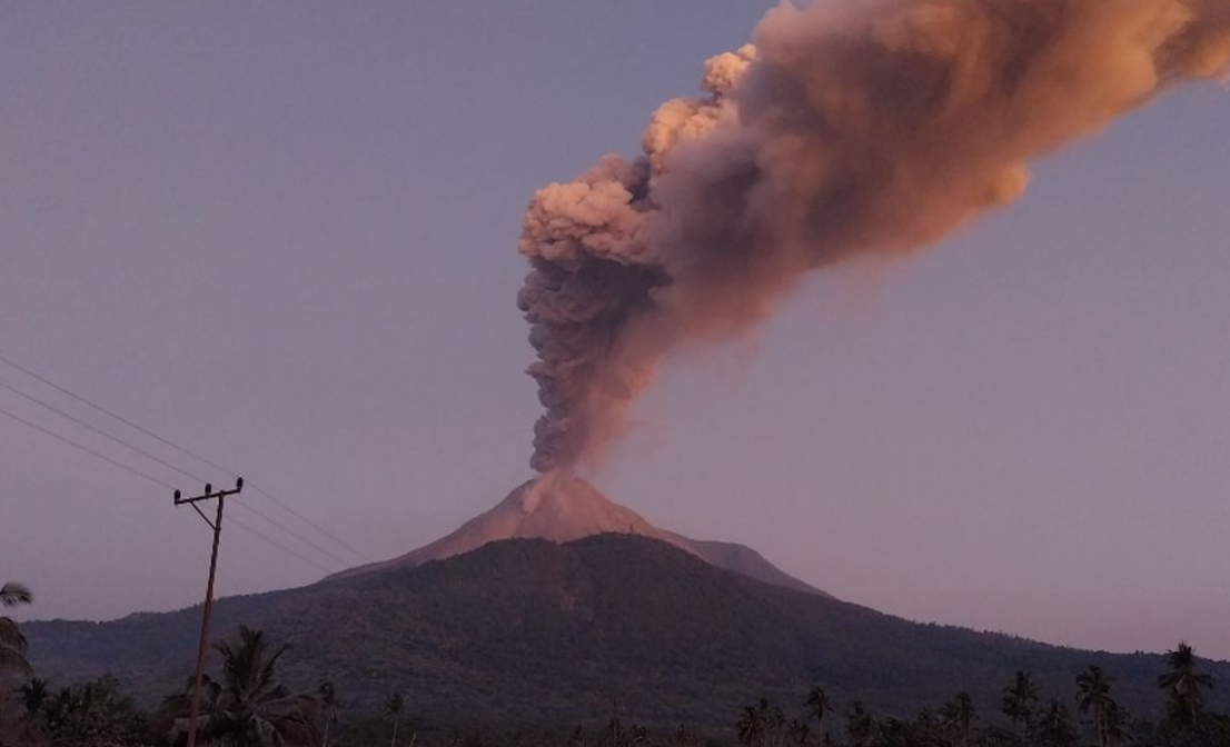 Gunung Lewotobi Laki-laki Naik ke Level Awas, PVMGB: Aktivitas Meningkat Signifikan