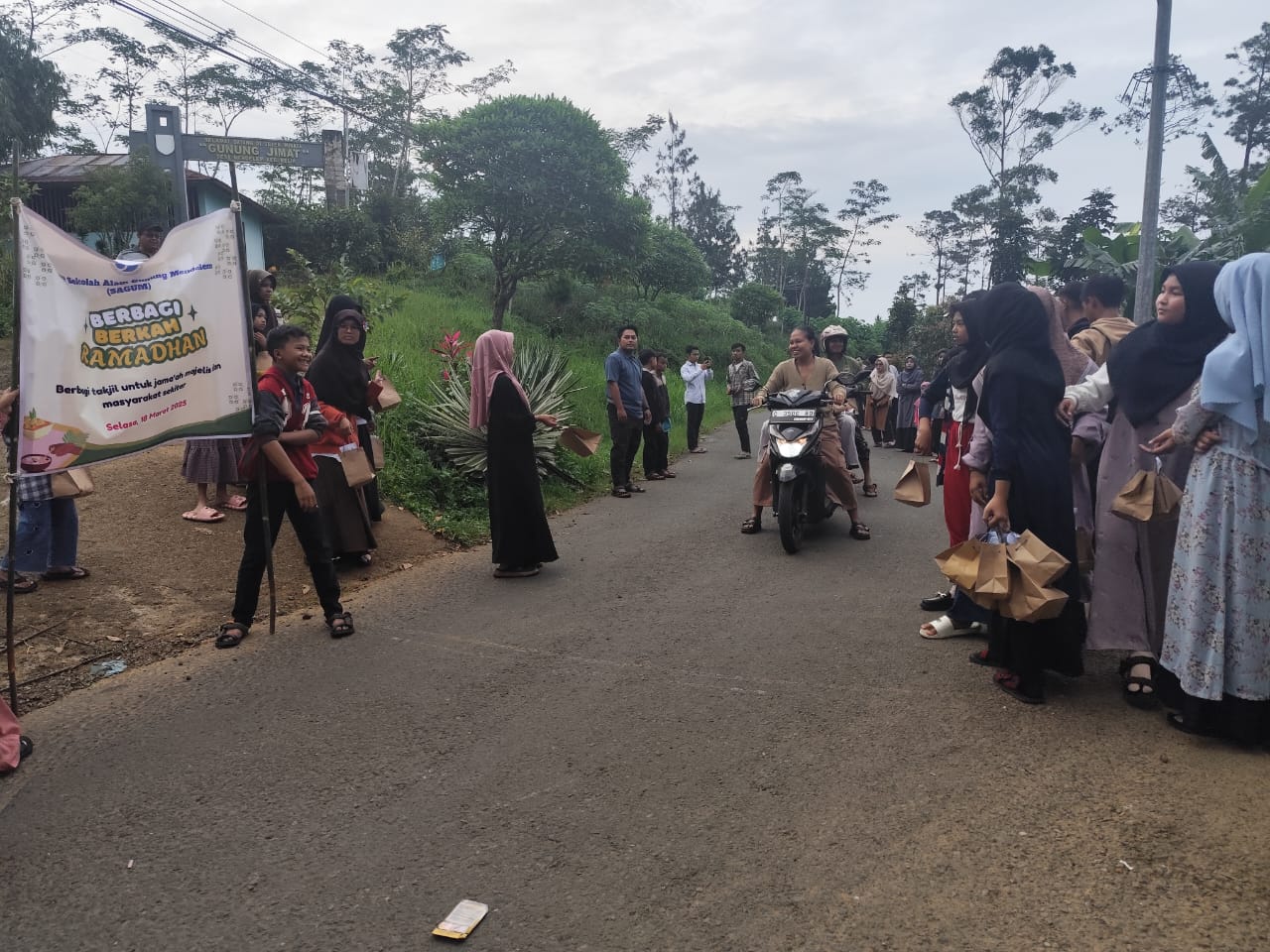 Libatkan Siswa dan Guru, SMP Sagum Mendelem Pemalang Berbagi Takjil di Bulan Ramadan