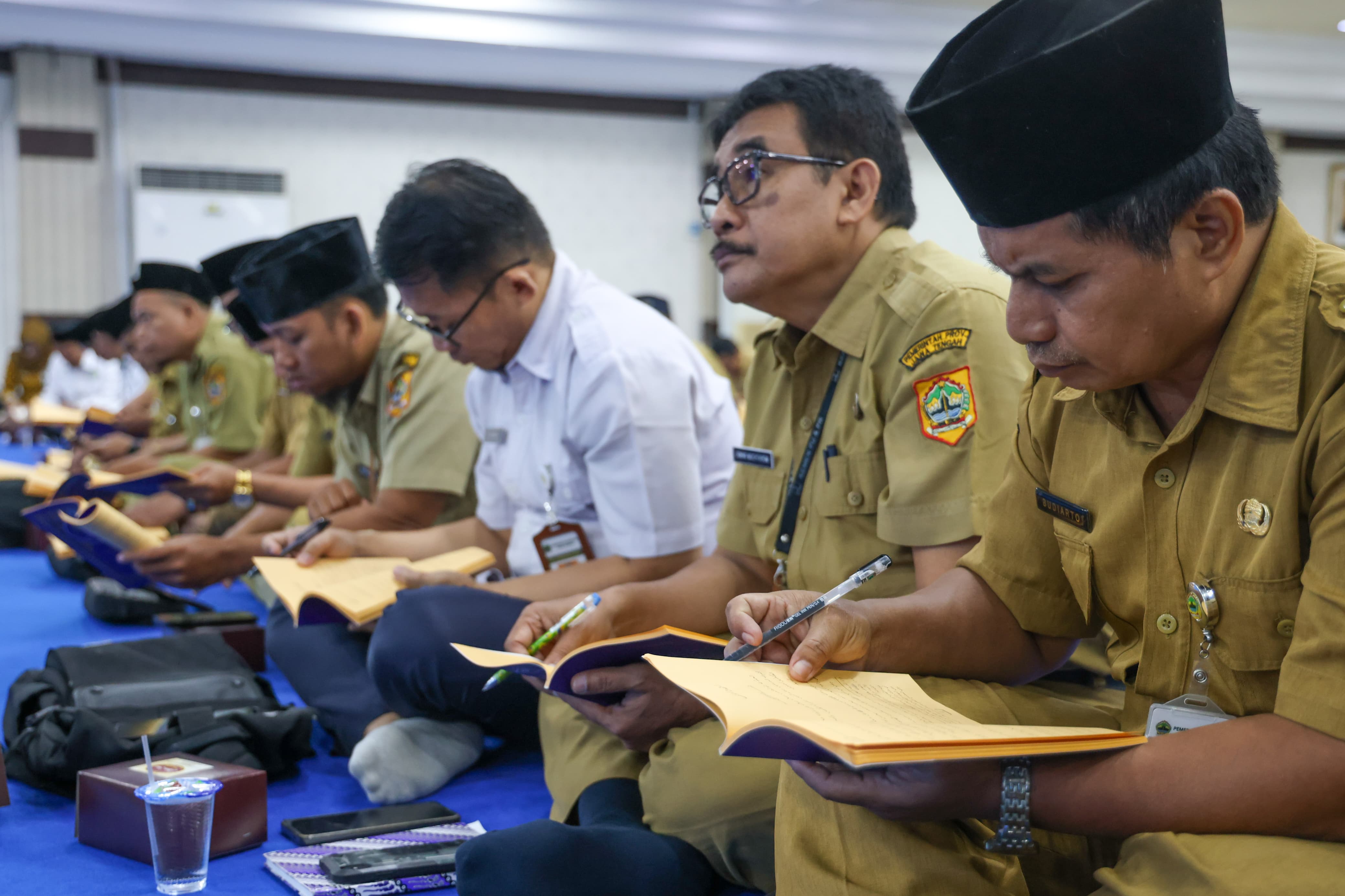 ASN Pemprov Jateng Ikuti Ngaji Bandongan Sambut Hari Santri Nasional 2025