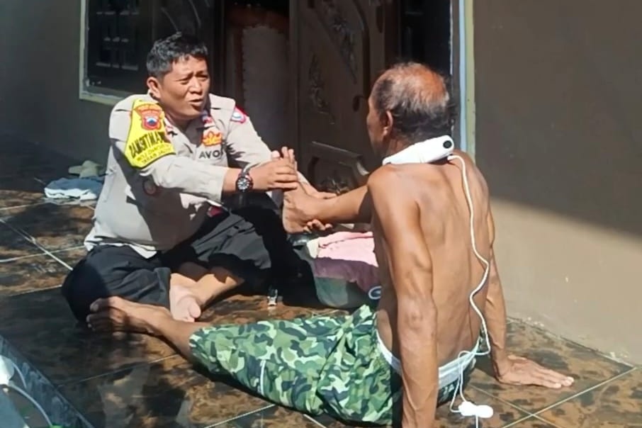 Kisah Pak Bhabin dari Tegal, Berikan Terapi Kesehatan Alternatif Bagi Warga dengan Bayaran Seiklhasnya