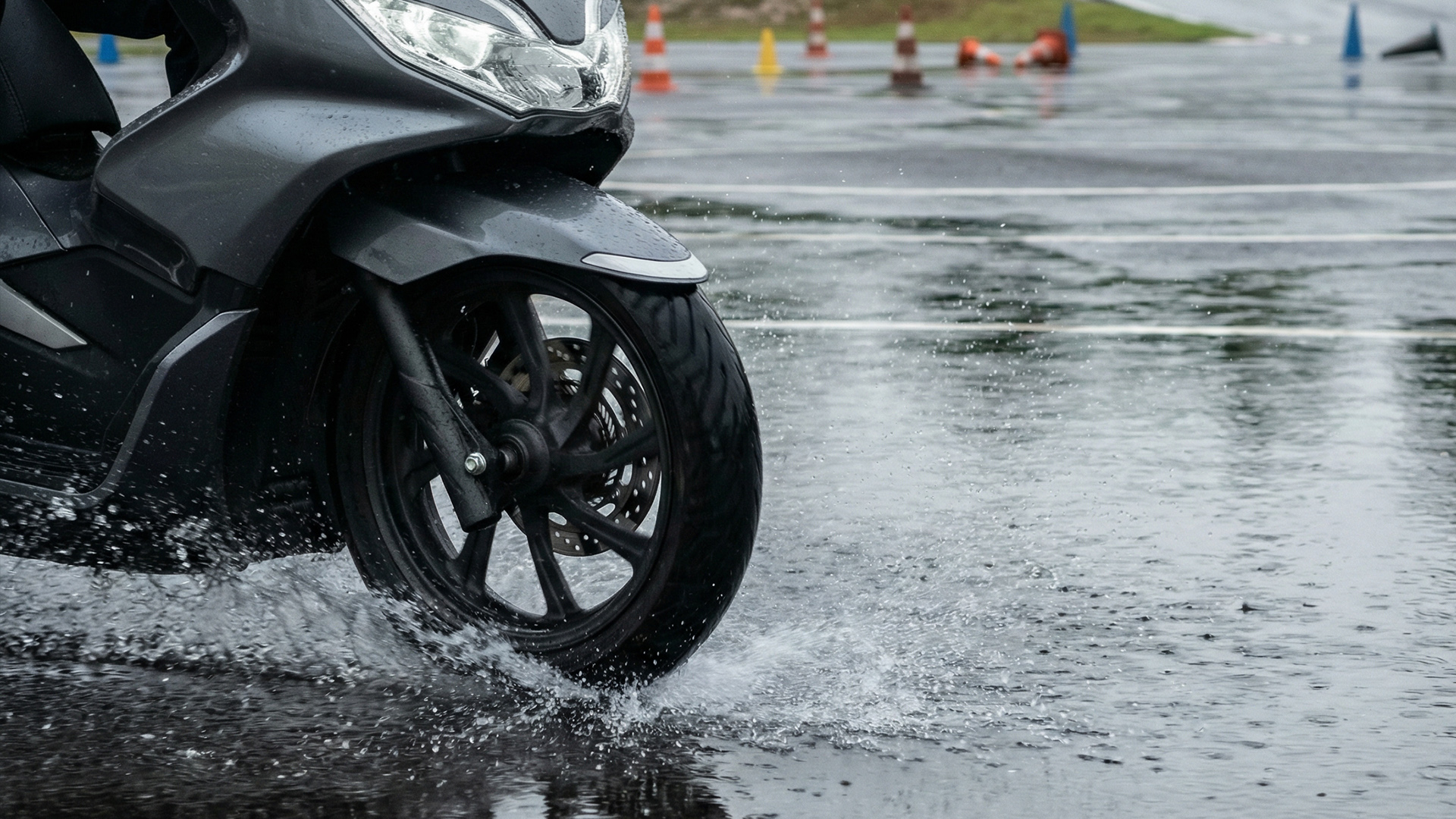 Cari Aman! Ini 5 Teknik Pengereman Motor Matic di Jalan Licin 