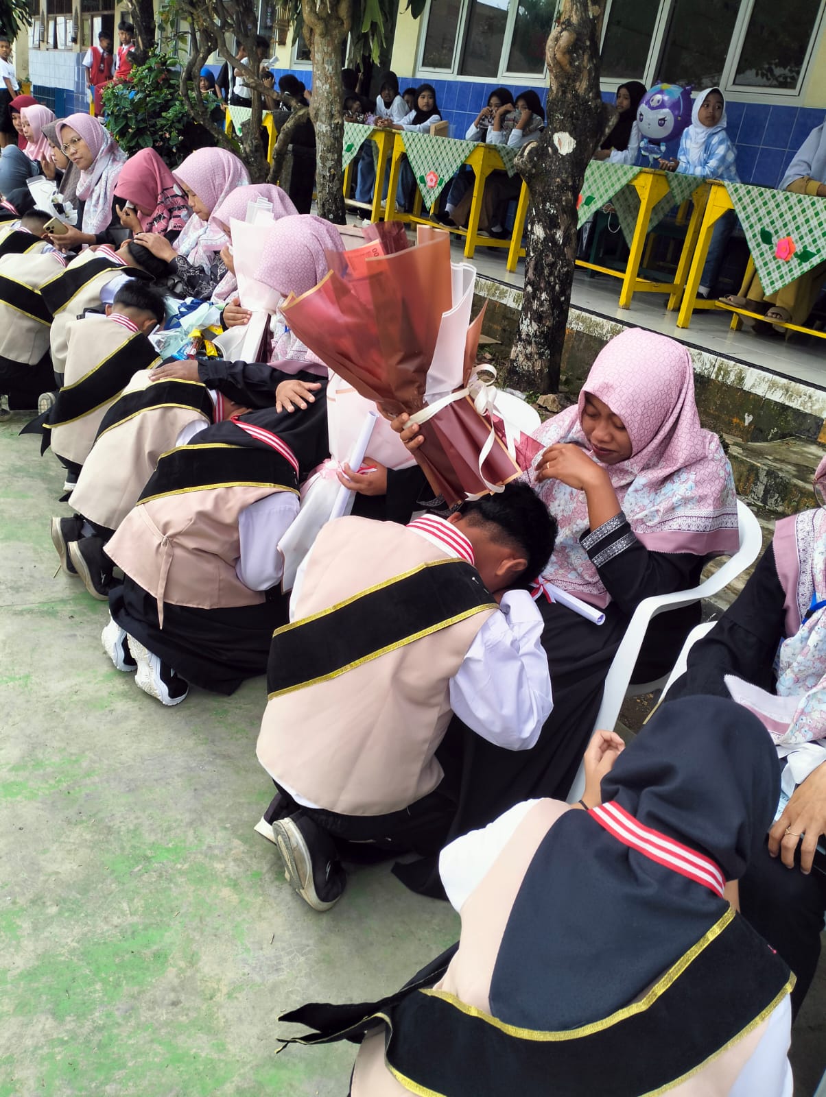 Pelepasan Siswa SD di Pemalang Berlangsung Penuh Haru