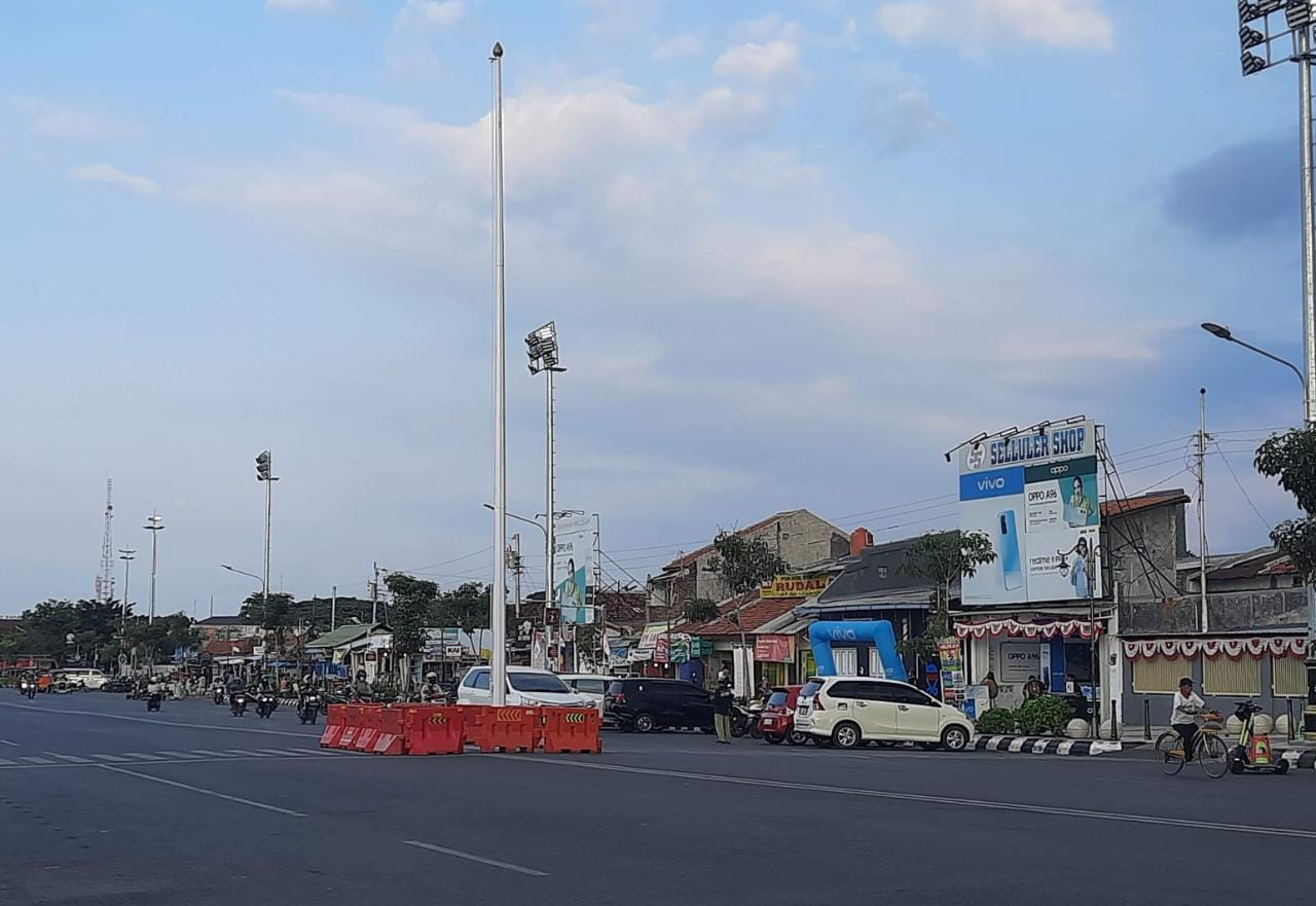 Janggal, Warga Pertanyakan Pemasangan Tiang Bendera di Tengah Jalan Pancasila Kota Tegal 