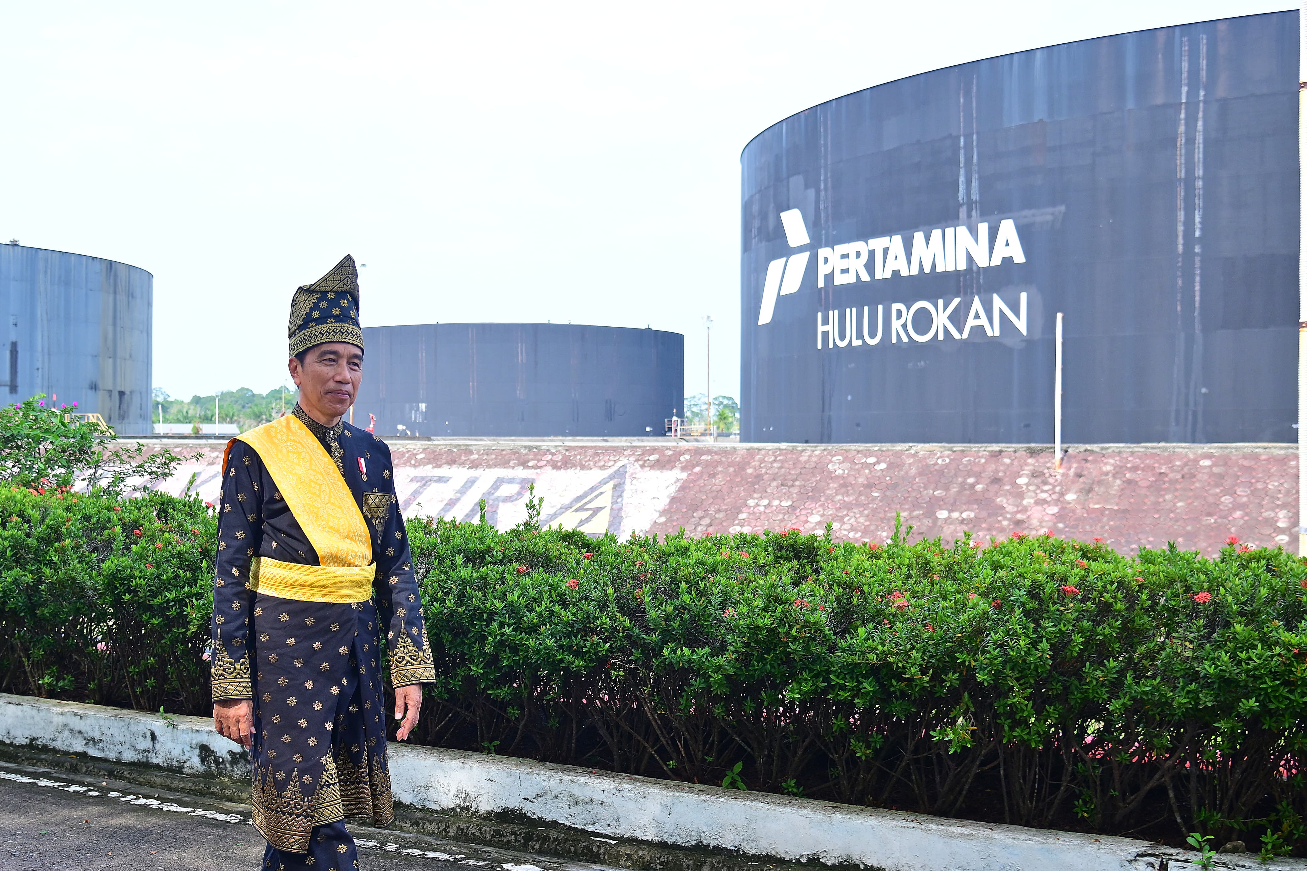  Kenakan Pakaian Adat Melayu, Jokowi Gagah Pimpin Upacara Hari Lahir Pancasila di Blok Rokan