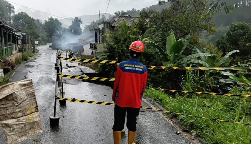 Hujan Deras, Jalan Provinsi di Legok-Bantarkawung Brebes Longsor