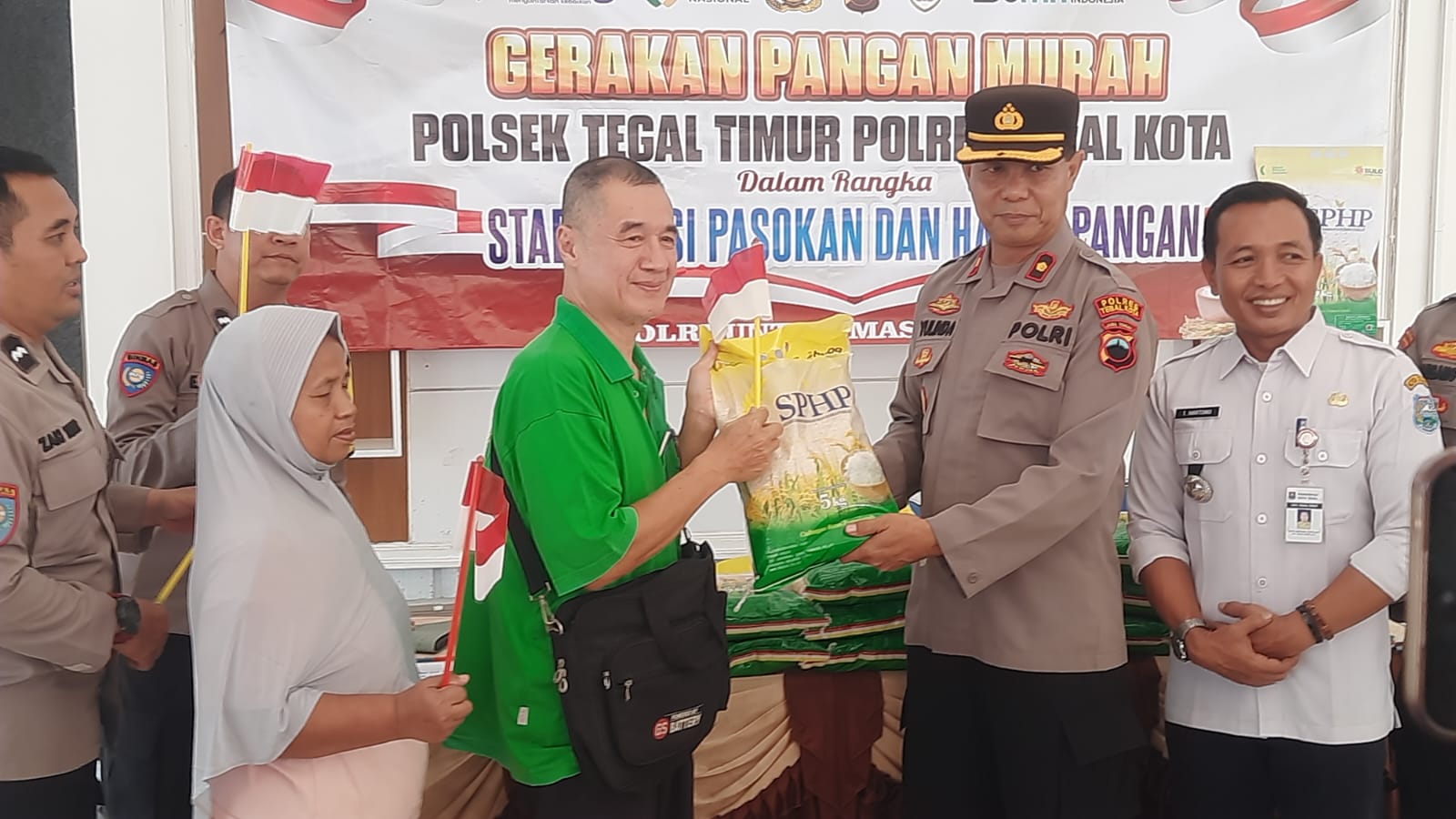 Turut Jaga Stabilitas Harga, Polisi di Tegal Gelontorkan Beras Murah kepada Warga