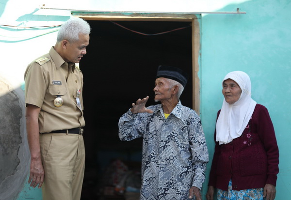 Ditengok Ganjar, Mbah Katimin Korban Gempa di Wonogiri Terharu Dapat Perhatian Gubernur