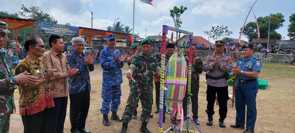 Anggaran Dana Desa Tak Mencukupi, Jalan Desa di Kabupaten Tegal Diperbaiki Tentara