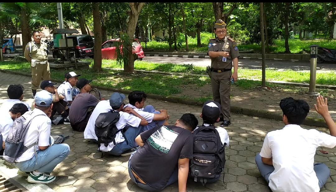 Asik Nongkrong di Kawasan GOR Trisanja Slawi, 14 Pelajar Diciduk Petugas Satpol PP dan BNN