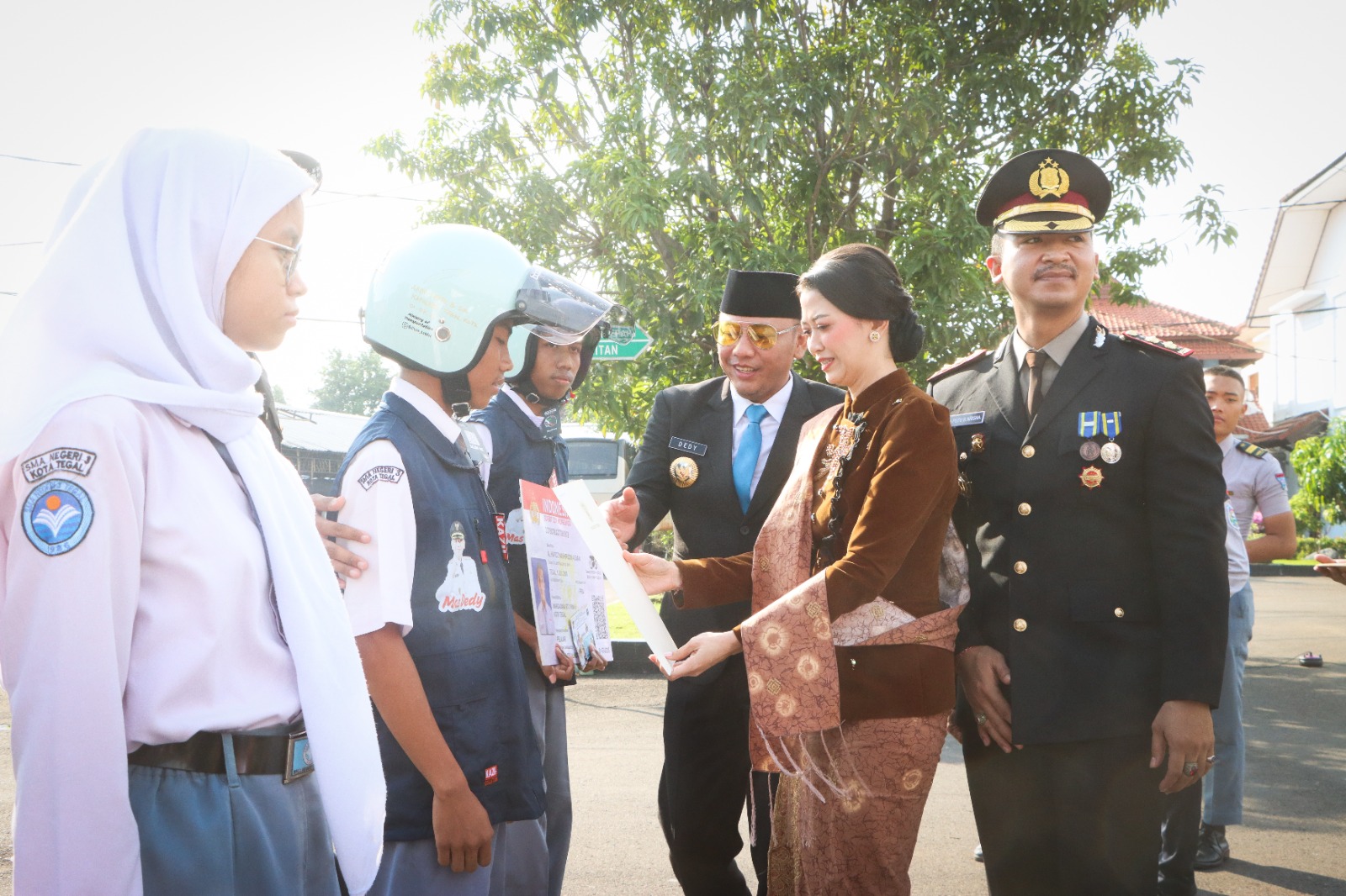 Ultah Bertepatan dengan Hari Bhayangkara, 5 Pelajar SMA di Tegal Langsung dapat KTP dan SIM