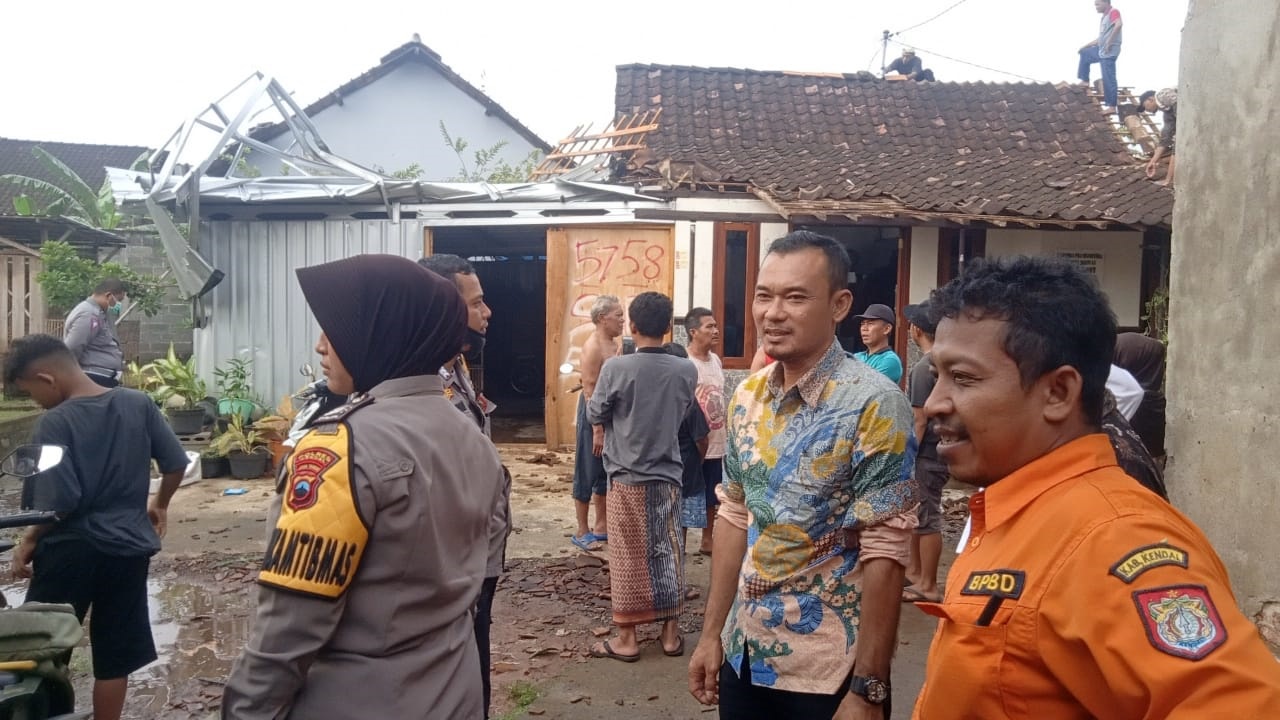 Puting Beliung Terjang Dusun Santren Weleri, 15 Rumah Warga Porak Poranda 