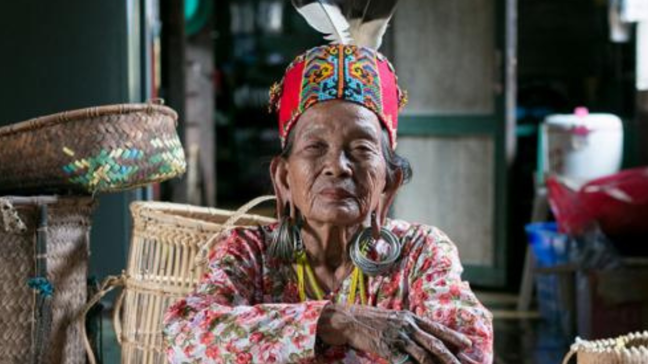 Ada di Indonesia! Tradisi Unik Memanjangkan Telinga Suku Dayak Menarik Perhatian Publik