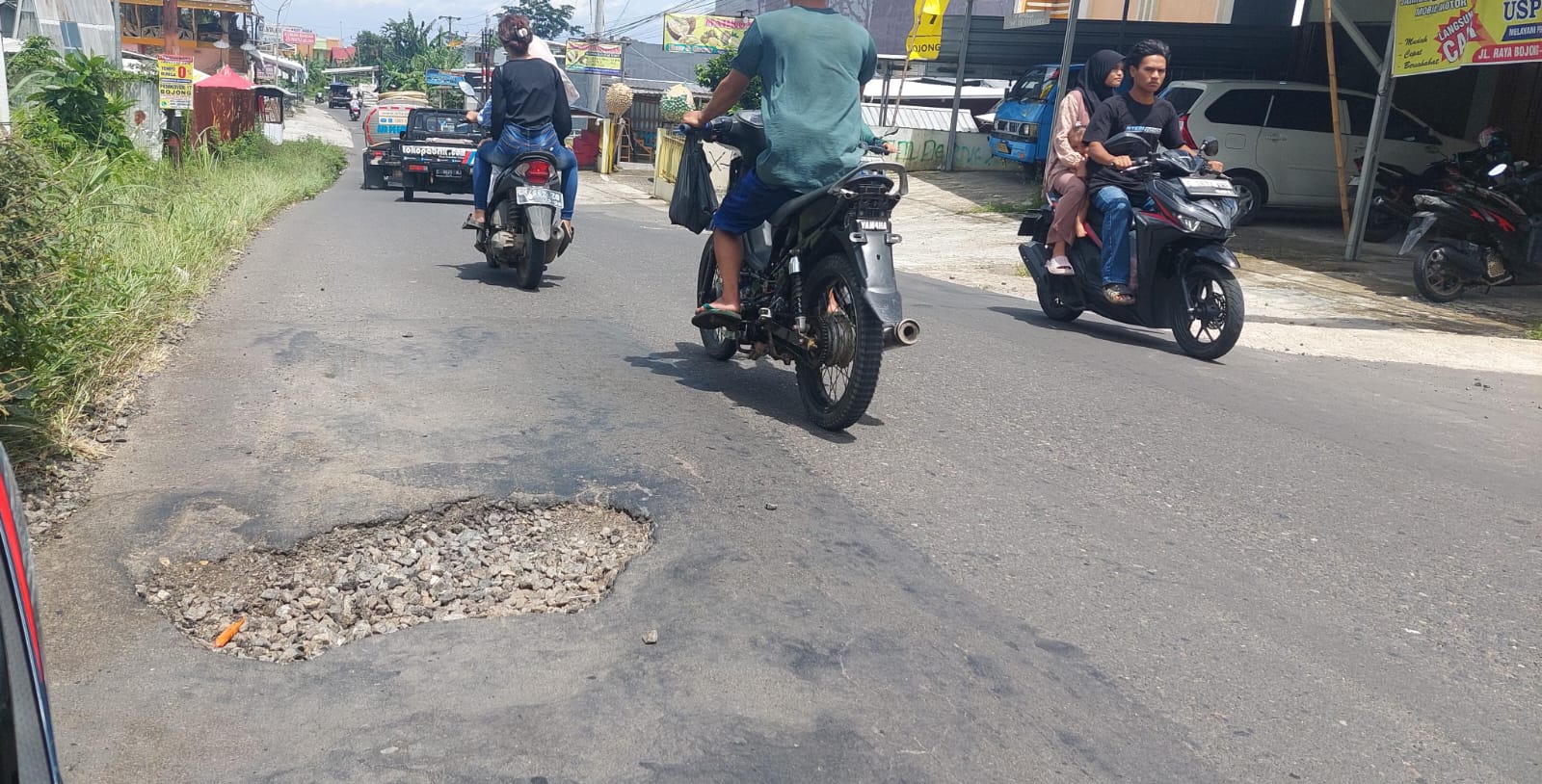 Jalan Menuju Obyek Wisata Guci Tegal Rusak, Pengunjung: Banyak Lubang dan Aspalnya Mengelupas