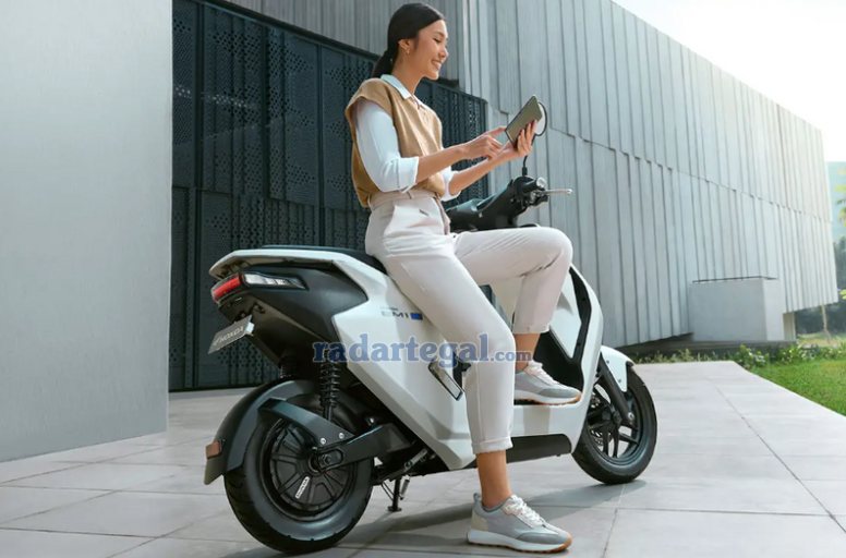Honda EM1 e: PLUS vs Motor Bensin 150cc, Mana yang Lebih Gesit di Jalan Macet?