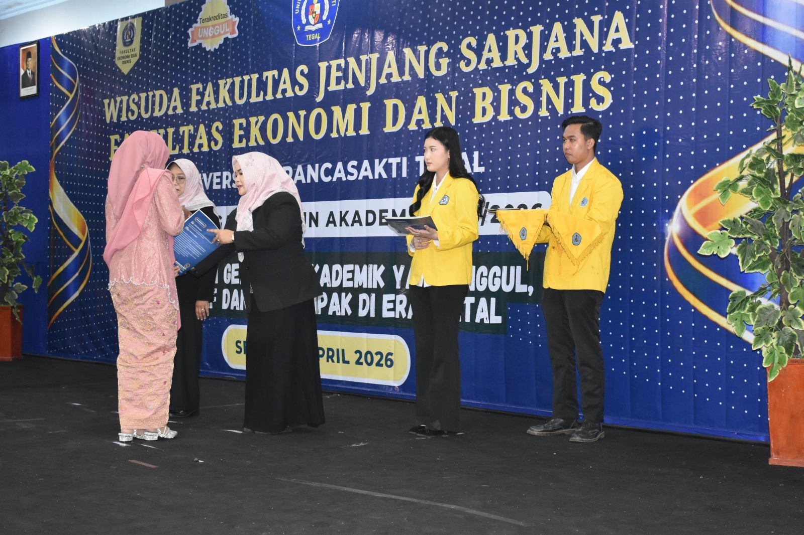 Wisuda Sarjana FEB UPS, Dr Dewi Indriasih Berpesan: Bekerjalah Bukan Hanya untuk Hasil, Tapi Memberi Dampak