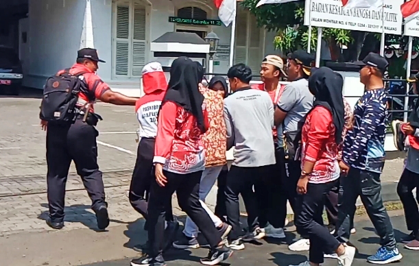 3 Hari Berturut-turut, Anggota Paskibra Pemalang Kesurupan saat Latihan di Alun-alun  