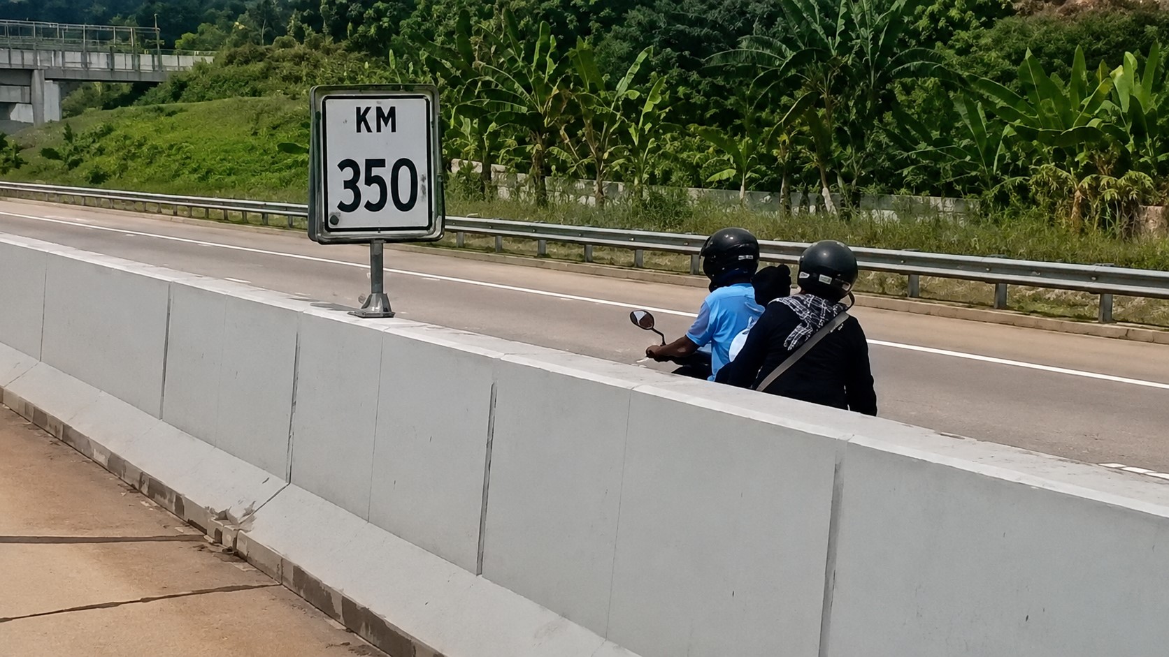 Nekat Lawan Arus di Tol Batang KM 350, Pengendara Motor Diamankan Petugas