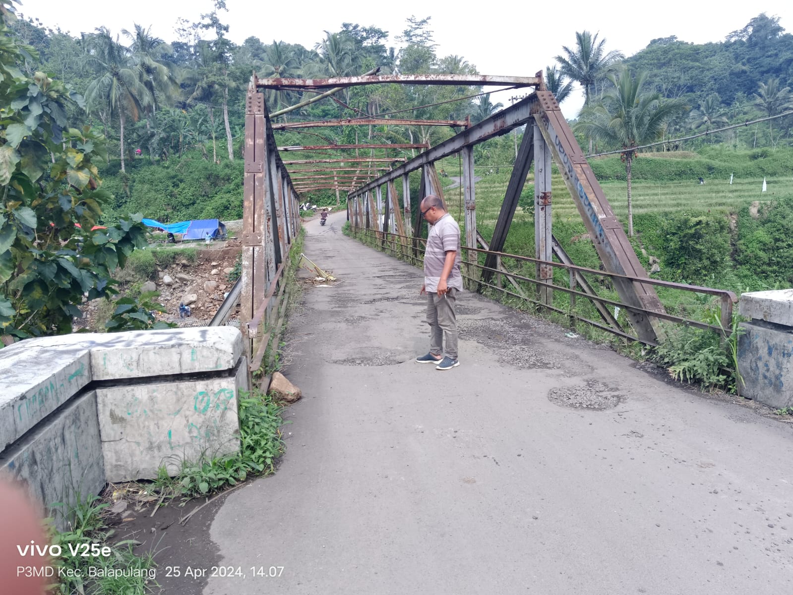 Berbahaya! Jembatan Kalierang Cilongok Tegal Berlubang, Begini Respon DPUPR  